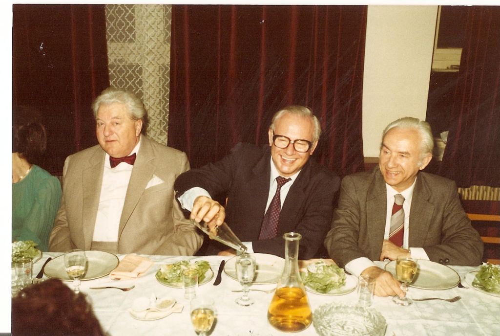 Vľavo Prof. MUDr. Ivan Klačanský, DrSc. (1923-2008), vpravo Prof. MUDr. Tibor Barta, DrSc., (1922-2005)